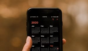 Preview wallpaper calendar, phone, screen, hand