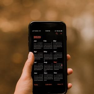 Preview wallpaper calendar, phone, screen, hand