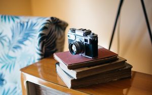 Preview wallpaper camera, books, retro