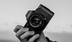 Preview wallpaper camera, hand, bw