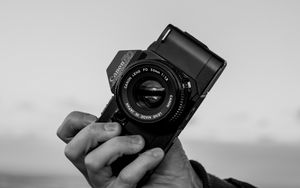 Preview wallpaper camera, hand, bw