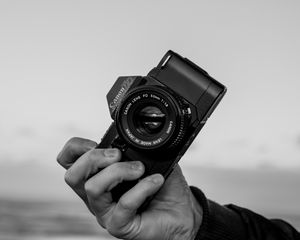 Preview wallpaper camera, hand, bw
