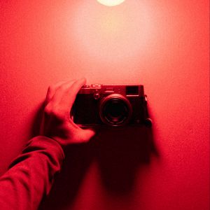 Preview wallpaper camera, hand, light bulb, light, red