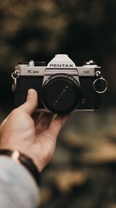 Preview wallpaper camera, hand, vintage, retro, blur, lens