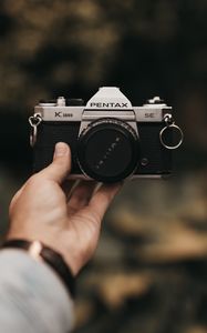 Preview wallpaper camera, hand, vintage, retro, blur, lens