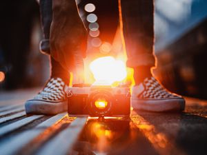 Preview wallpaper camera, hands, light, legs, blur