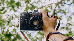 Preview wallpaper camera, lens, retro, hand, focus
