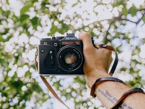 Preview wallpaper camera, lens, retro, hand, focus
