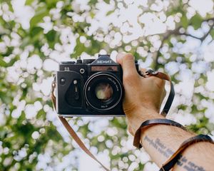 Preview wallpaper camera, lens, retro, hand, focus