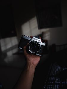 Preview wallpaper camera, lens, retro, hand, dark
