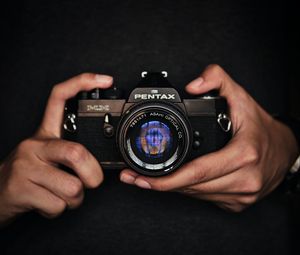 Preview wallpaper camera, objective, lens, hands, photographer