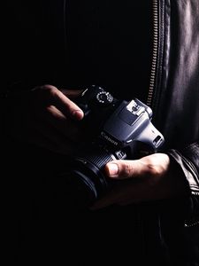 Preview wallpaper camera, objective, photographer, hands, dark