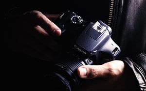Preview wallpaper camera, objective, photographer, hands, dark