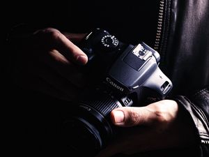 Preview wallpaper camera, objective, photographer, hands, dark