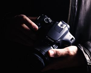 Preview wallpaper camera, objective, photographer, hands, dark