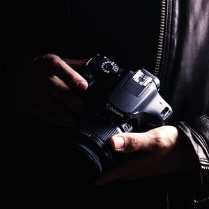 Preview wallpaper camera, objective, photographer, hands, dark