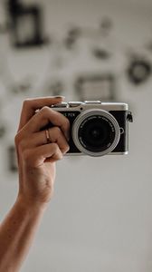 Preview wallpaper camera, retro, hand