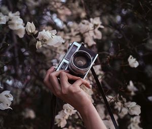 Preview wallpaper camera, retro, hand, flowers, bloom