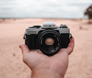 Preview wallpaper camera, retro, vintage, hand, beach
