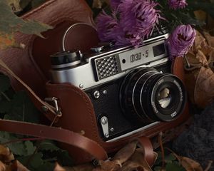 Preview wallpaper camera, retro, vintage, lens, foliage, autumn