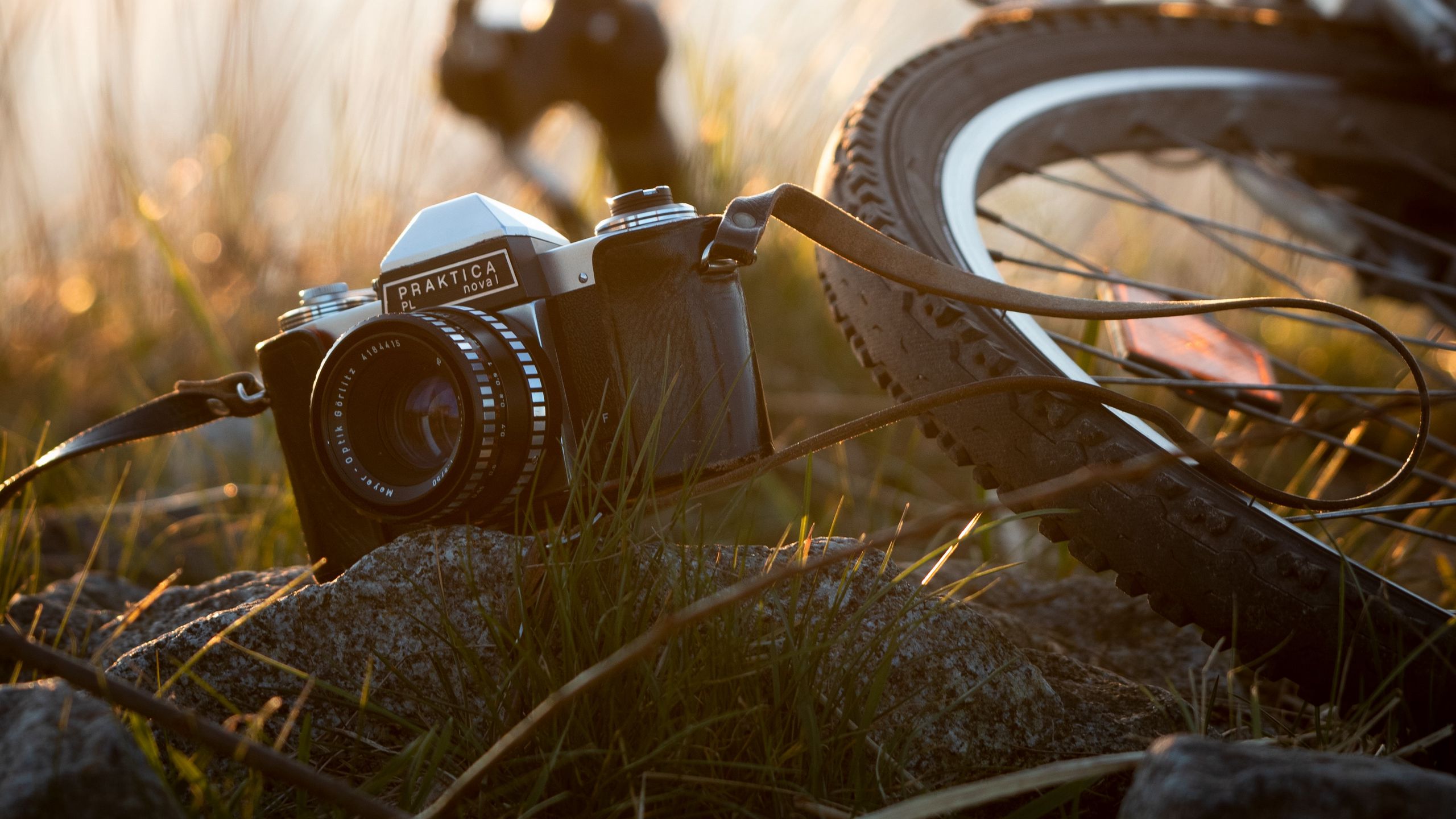 Download wallpaper 2560x1440 camera, vintage, retro, bicycle, walk