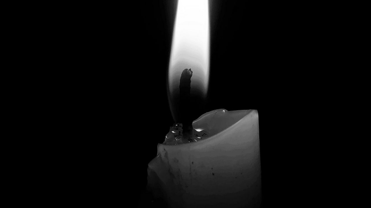 Wallpaper candle, fire, black and white, black