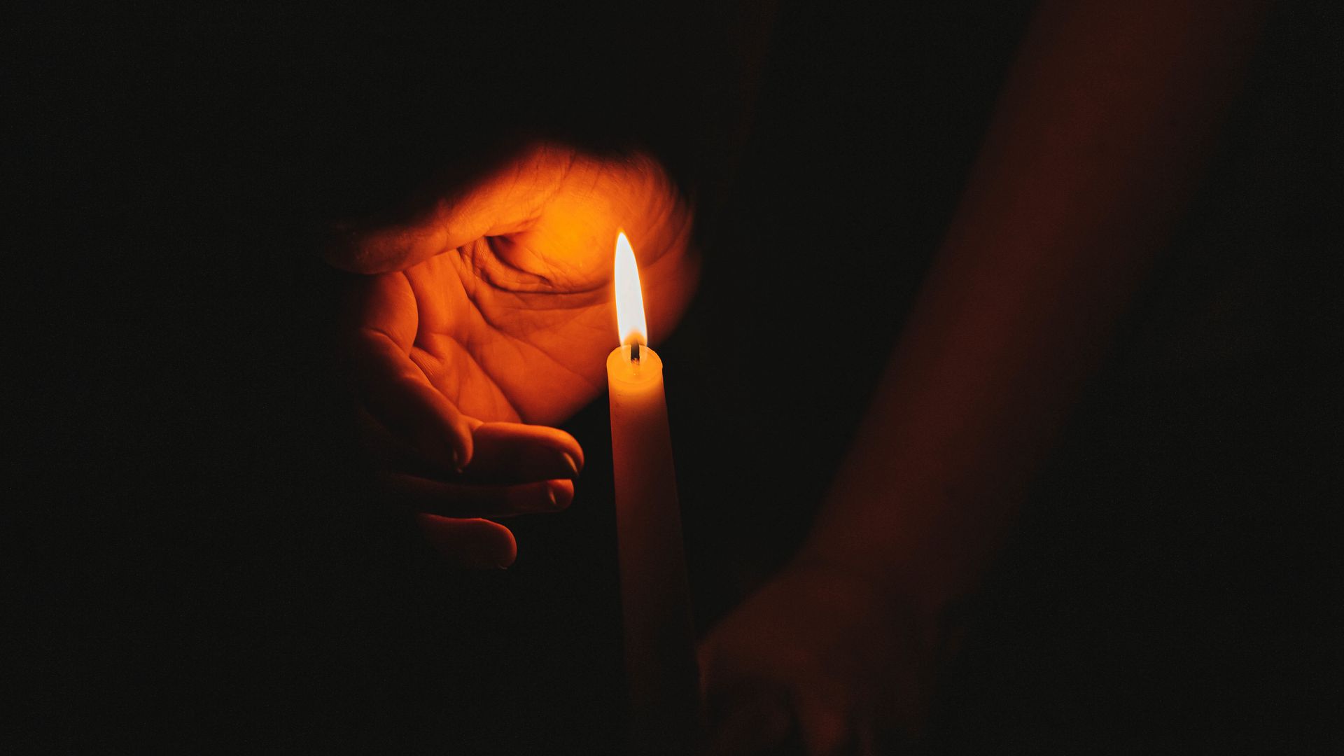 Download wallpaper 1920x1080 candle, hands, flame, dark full hd, hdtv