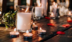 Preview wallpaper candles, glass, petals, table