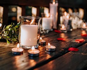 Preview wallpaper candles, glass, petals, table