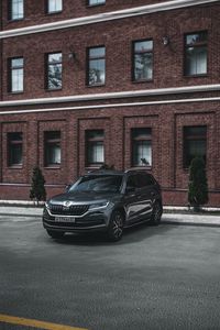 Preview wallpaper car, jeep, suv, side view, building