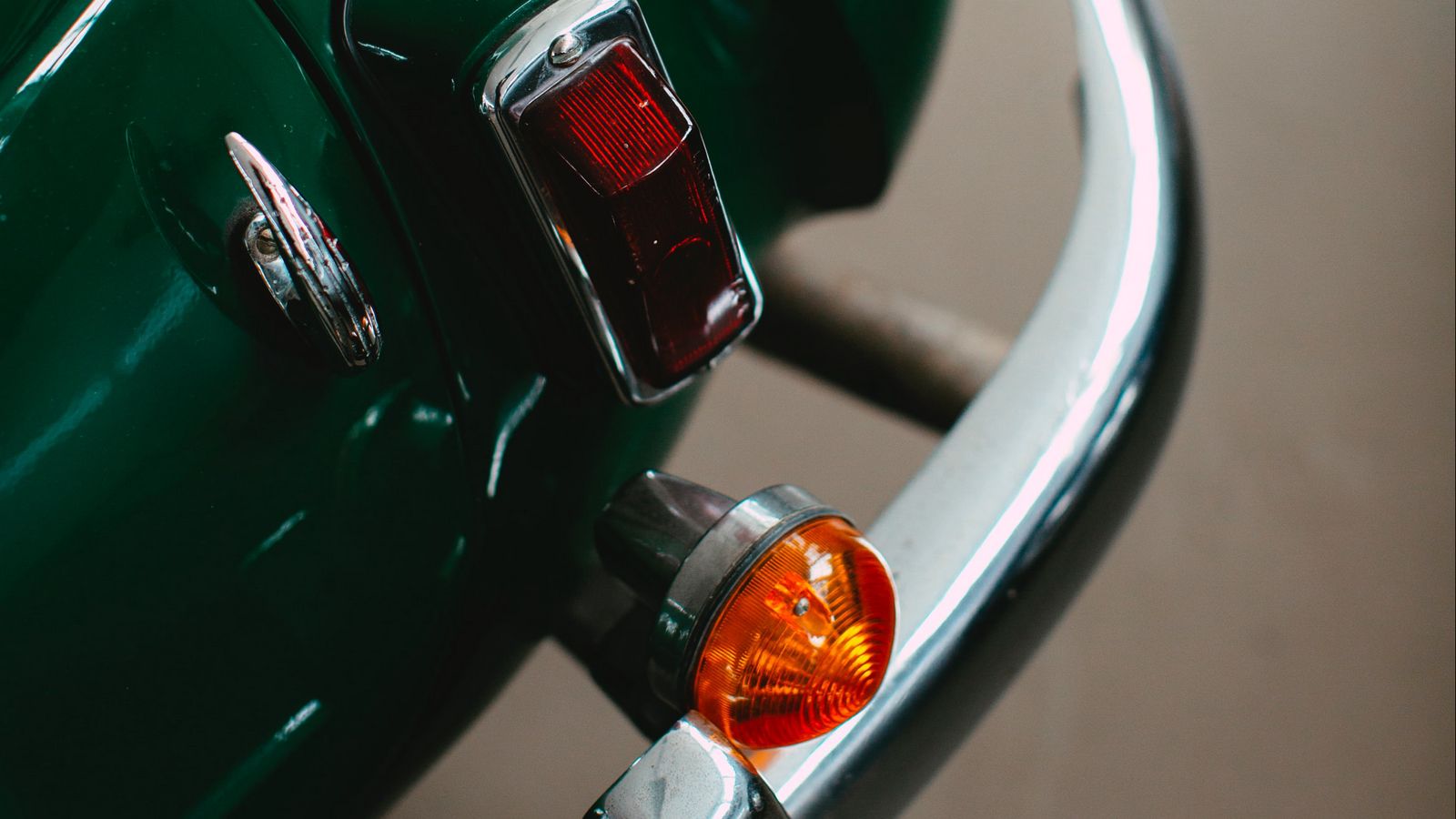 Download wallpaper 1600x900 car, lights, retro, vintage, green