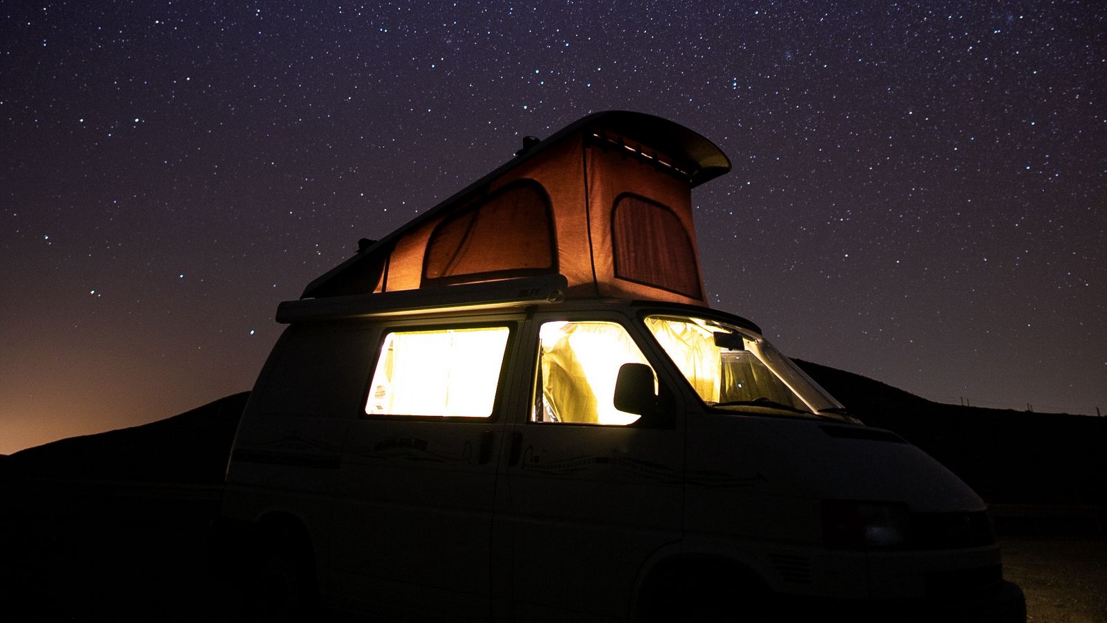 Палатка на фоне звездного неба обои. Звездная машина сооружение.