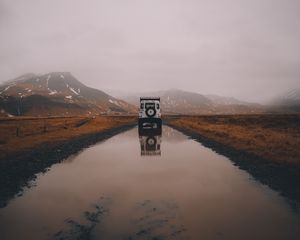 Preview wallpaper car, suv, puddle, mountains, fog, nature, iceland