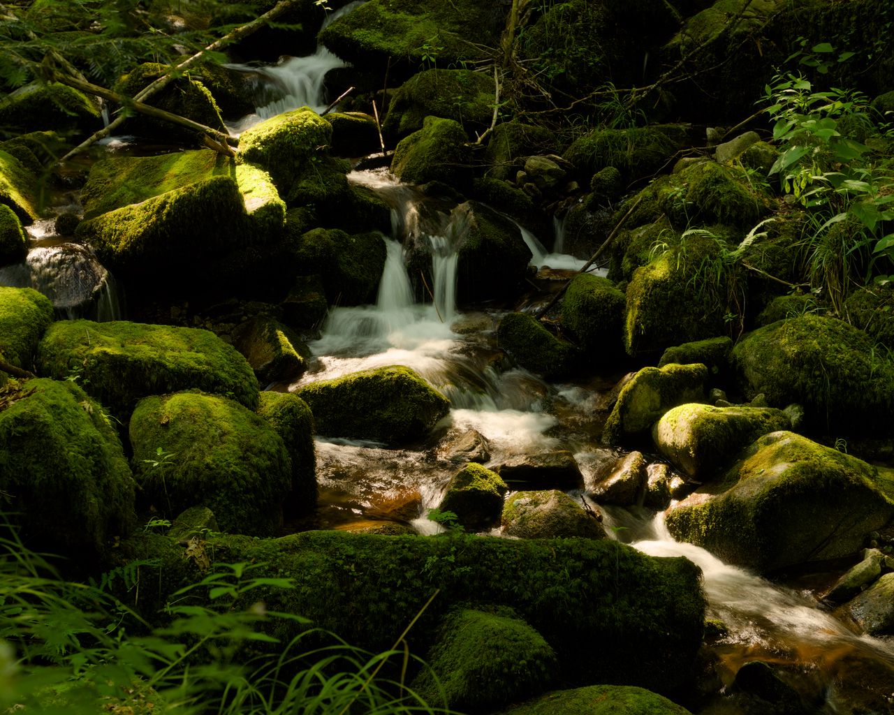 1280x1024 Wallpaper cascade st-nicholas, france, waterfall, rocks, plants, landscape, nature