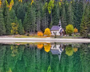 Preview wallpaper castle, autumn, trees, reflection