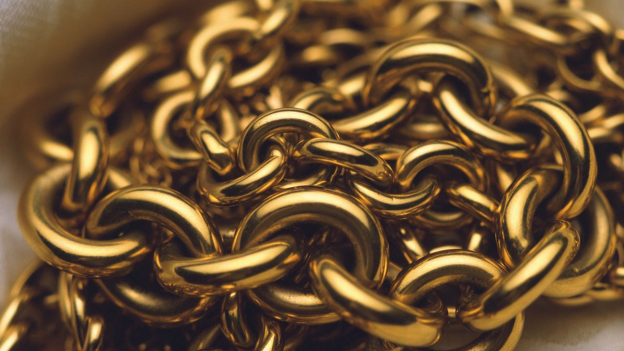 Wallpaper chain, gold, close-up
