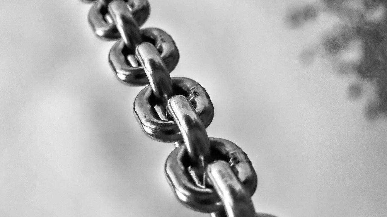 Wallpaper chain, links, metal, black and white