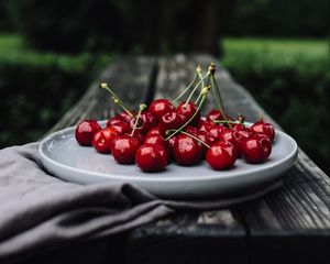 Preview wallpaper cherries, cherry, dish, motion blur