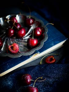 Preview wallpaper cherry, berries, ripe, plate