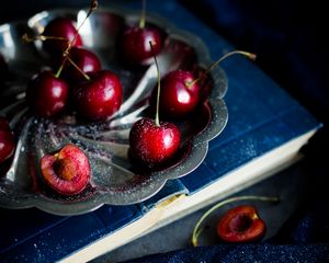 Preview wallpaper cherry, berries, ripe, plate