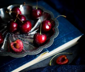 Preview wallpaper cherry, berries, ripe, plate