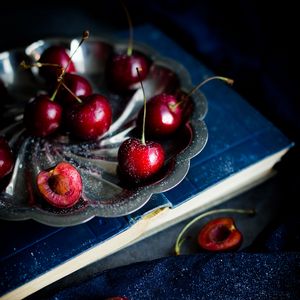 Preview wallpaper cherry, berries, ripe, plate