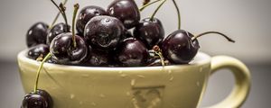 Preview wallpaper cherry, fruits, cup, drops, water