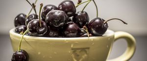 Preview wallpaper cherry, fruits, cup, drops, water