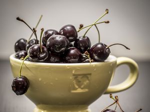 Preview wallpaper cherry, fruits, cup, drops, water