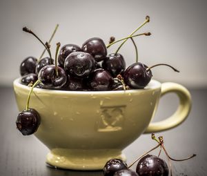 Preview wallpaper cherry, fruits, cup, drops, water