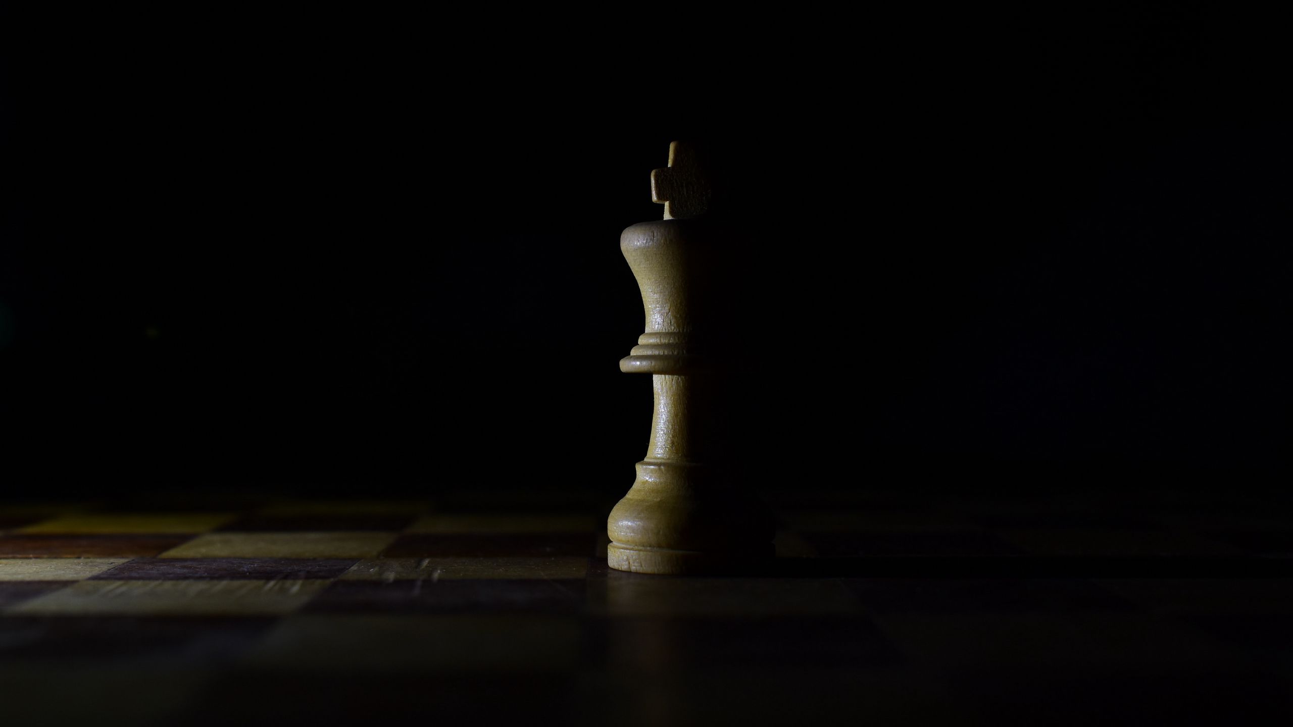 Download wallpaper 2560x1440 chess, king, figure, game, board, shadow