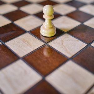 FREEIOS7, chess-board-wood - parallax HD iPhone iPad wallpaper