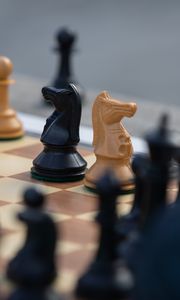 Preview wallpaper chess, figures, game, knights, blur