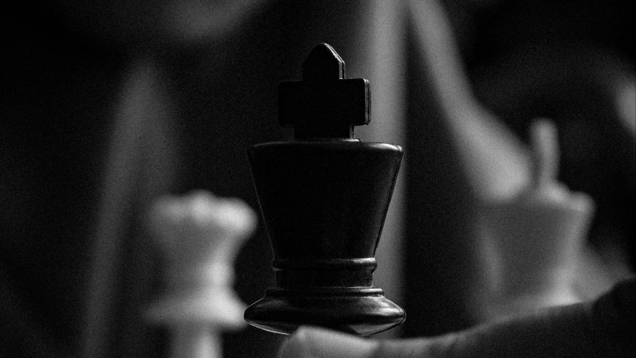 Wallpaper chess, game, games, pieces, queen, king, move